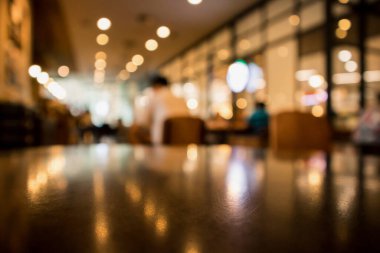 Restoran kafesi ya da kafenin içi soyut odaklanmış bulanık arka planı olan insanlarla dolu.