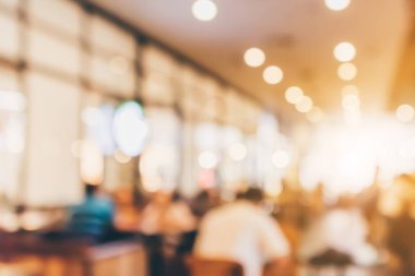 Restoran kafesi ya da kafenin içi soyut odaklanmış bulanık arka planı olan insanlarla dolu.