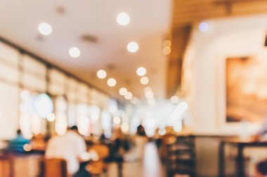 Restoran kafesi ya da kafenin içi soyut odaklanmış bulanık arka planı olan insanlarla dolu.