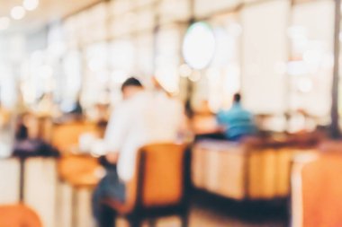 Restoran kafesi ya da kafenin içi soyut odaklanmış bulanık arka planı olan insanlarla dolu.