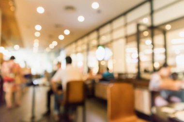 Restoran kafesi ya da kafenin içi soyut odaklanmış bulanık arka planı olan insanlarla dolu.
