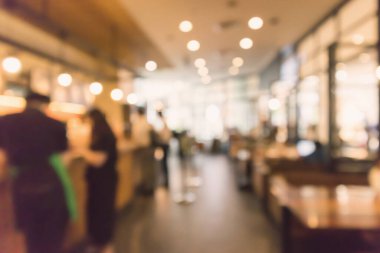 Restoran kafesi ya da kafenin içi soyut odaklanmış bulanık arka planı olan insanlarla dolu.