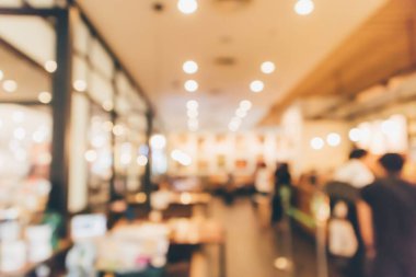 Restoran kafesi ya da kafenin içi soyut odaklanmış bulanık arka planı olan insanlarla dolu.