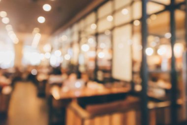 Restoran kafesi ya da kafenin içi soyut odaklanmış bulanık arka planı olan insanlarla dolu.