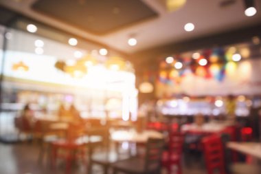 Restoran kafesi ya da kafenin içi soyut odaklanmış bulanık arka planı olan insanlarla dolu.