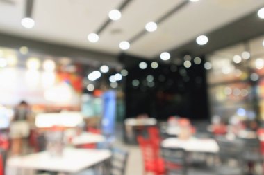 Restoran kafesi ya da kafenin içi soyut odaklanmış bulanık arka planı olan insanlarla dolu.