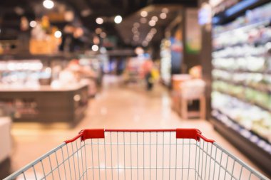 Soyut süpermarket marketi olan alışveriş arabası Bokeh Light ile bulanıklaştırılmış arka plan