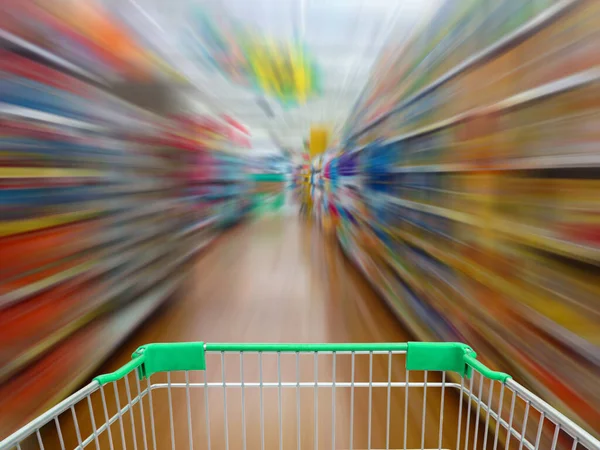 Scaffali Supermercato Corridoio Sfondo Sfocato Con Carrello Movimento — Foto Stock