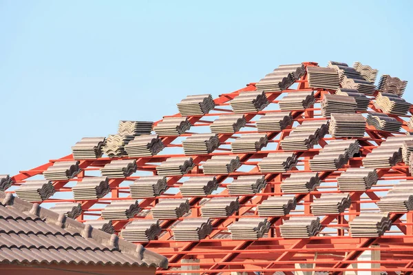 Construcción Casa Techo Con Montón Azulejos Preparan Para Instalar — Foto de Stock