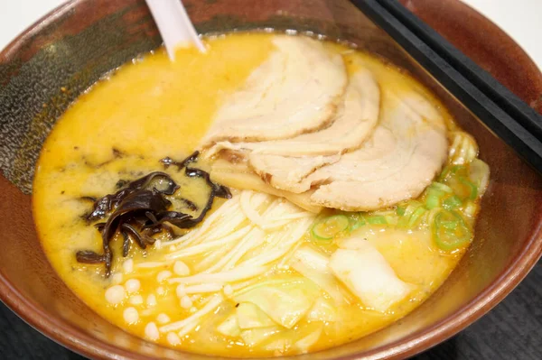 Japon eriştesi yakın plan.