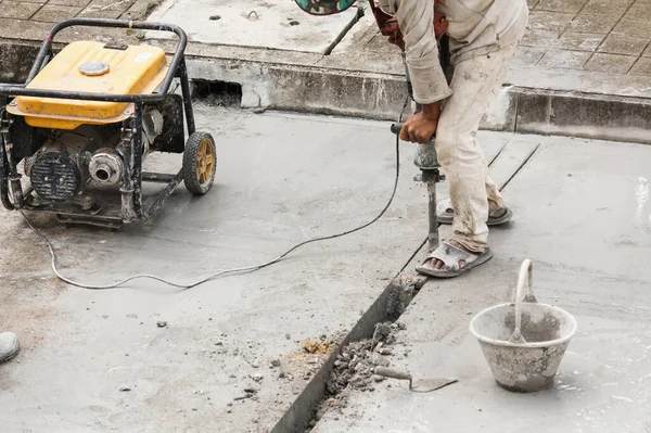 Bauarbeiter Bohrt Mit Presslufthammer Betonoberfläche — Stockfoto