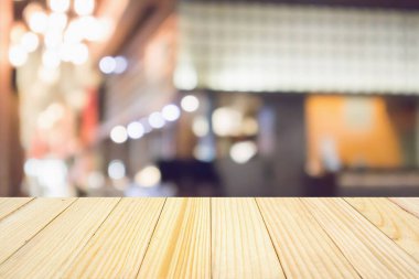 Soyut bulanık kafeli ahşap masa Bokeh ışıkları odaklı arka plan