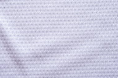 Beyaz kumaşlı spor giyimli futbol forması, hava ağı desenli.