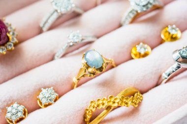 Altın ve gümüş elmas elmas yüzük ve küpeler lüks mücevher kutusunda.