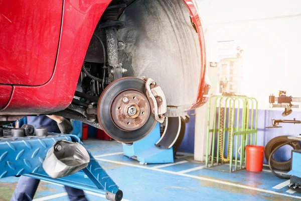 Reifenwechsel Service Scheibenbremse Ohne Räder Nahaufnahme Der Autowerkstatt — Stockfoto