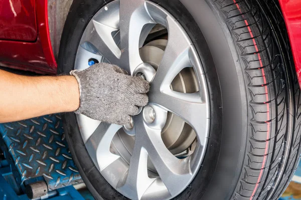 Reifenwechsel Service Mechaniker Mit Schraubenschlüssel Der Autowerkstatt Beim Radwechsel — Stockfoto