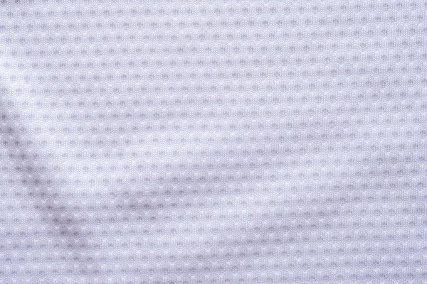 Beyaz kumaşlı spor giyimli futbol forması, hava ağı desenli.