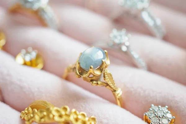 Χρυσό Και Ασήμι Διαμάντι Ζαφείρι Δαχτυλίδι Πολύτιμων Λίθων Και Σκουλαρίκια — Φωτογραφία Αρχείου