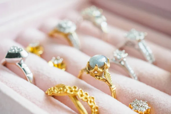 Arany Ezüst Gyémánt Drágakő Zafír Gyűrű Fülbevaló Luxus Ékszer Dobozban — Stock Fotó