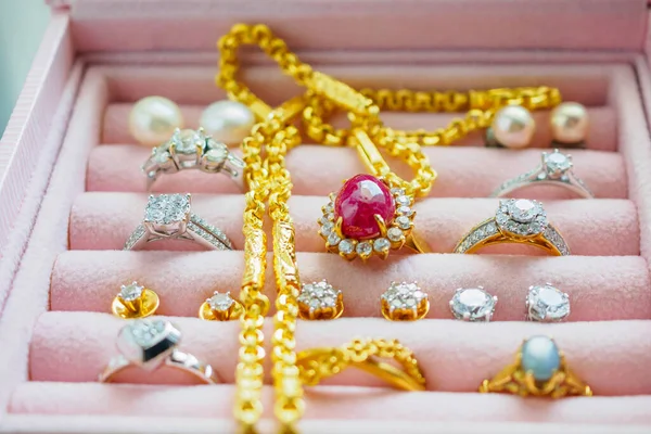 Ouro Prata Diamante Gemstone Anel Safira Colares Brincos Pérola Caixa — Fotografia de Stock