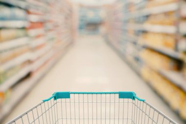 Süpermarket koridoru bulanık arkaplanlı alışveriş arabası görünümü