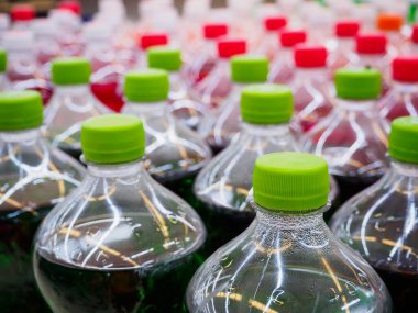 Süpermarkette şişe içinde soda içecekler.