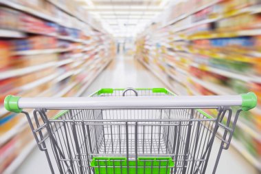 Boş yeşil alışveriş arabalarıyla dolu süpermarket koridoru