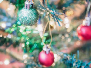 Dekorasyonlu soyut Noel ağacı bokeh ışık bulanık arkaplan