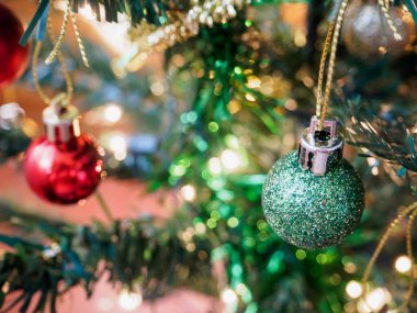 Arka planda Noel ağacı süslemeleri