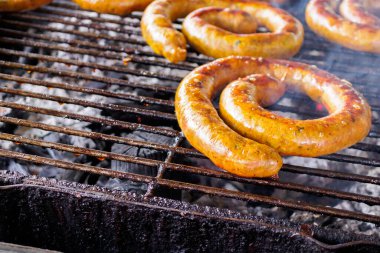 Kuzey Tayland baharatlı sosisi (Sai Aua) ızgarada.