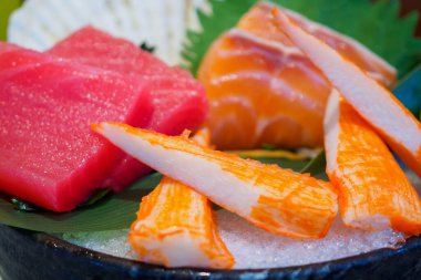 Sashimi, somon balıklı ve çubuklu buzlu.