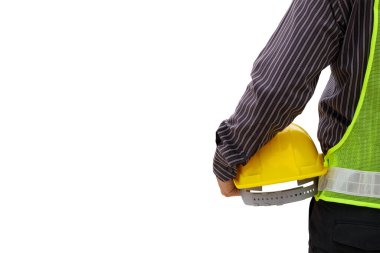 Genç iş adamı profesyonel mühendis planlı ve kasklı beyaz arka planda izole edilmiş.