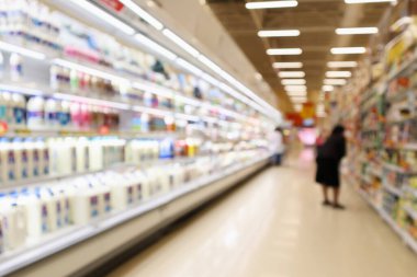 Soyut bulanık süpermarket market buzdolabı rafları taze süt şişeleri ve süt ürünleri.