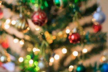 Dekorasyonlu soyut Noel ağacı bokeh ışık bulanık arkaplan
