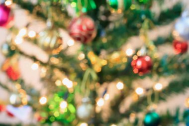Dekorasyonlu soyut Noel ağacı bokeh ışık bulanık arkaplan