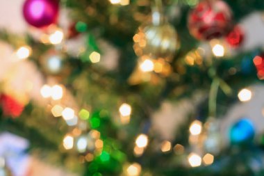 Dekorasyonlu soyut Noel ağacı bokeh ışık bulanık arkaplan
