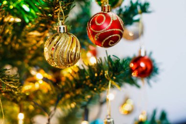 Arka planda Noel ağacı süslemeleri