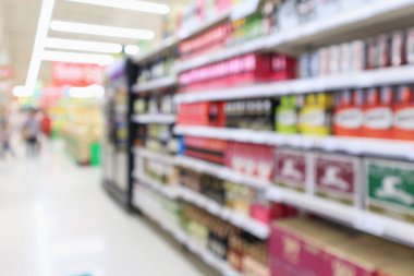 Marketteki alkollü içecek raflarında soyut bulanık şarap şişeleri