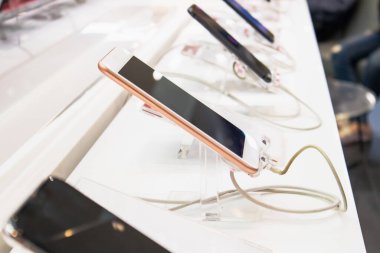 Elektronik mağazasında yeni cep telefonu gösterisi, İnternet ve telekomünikasyon için dijital aygıt
