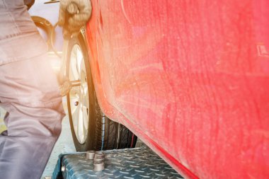 Lastik değiştirme servisi, ingiliz anahtarı olan tamirci oto tamir atölyesinde çalışıyor.