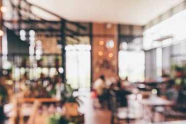 Restoran kafesi ya da kafenin içi soyut odaklanmış bulanık arka planı olan insanlarla dolu.