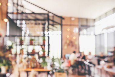 Restoran kafesi ya da kafenin içi soyut odaklanmış bulanık arka planı olan insanlarla dolu.