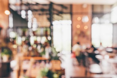 Restoran kafesi ya da kafenin içi soyut odaklanmış bulanık arka planı olan insanlarla dolu.