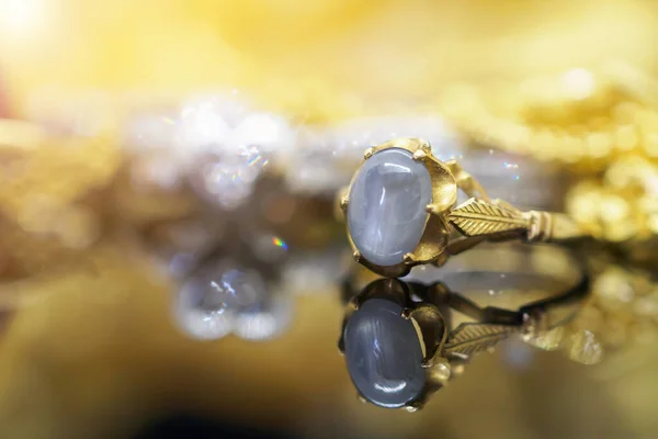Vintage Guld Smykker Blå Safir Ringe Med Refleksion Sort Baggrund - Stock-foto