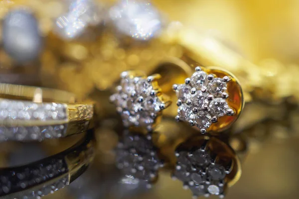 Ouro Luxo Anéis Diamantes Jóias Com Reflexão Sobre Fundo Preto — Fotografia de Stock