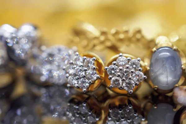 Pendientes Diamantes Joyería Oro Lujo Anillo Zafiro Dorado Con Reflexión —  Fotos de Stock