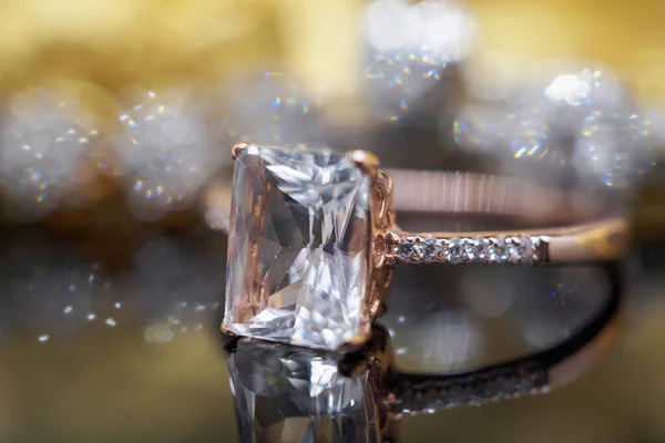 Lyx Smycken Diamant Och Rosa Topaz Ring Med Reflektion Över — Stockfoto