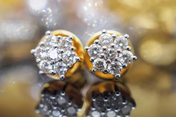 ブラックを背景に反射と高級ゴールドジュエリーダイヤモンドイヤリング — ストック写真