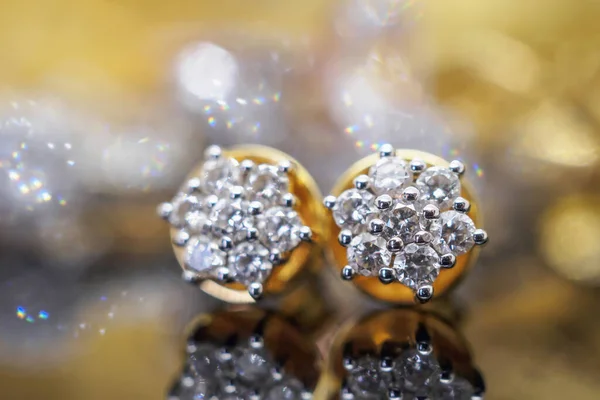 Розкішне Золото Ювелірні Алмазні Сережки Відображенням Чорному Тлі — стокове фото