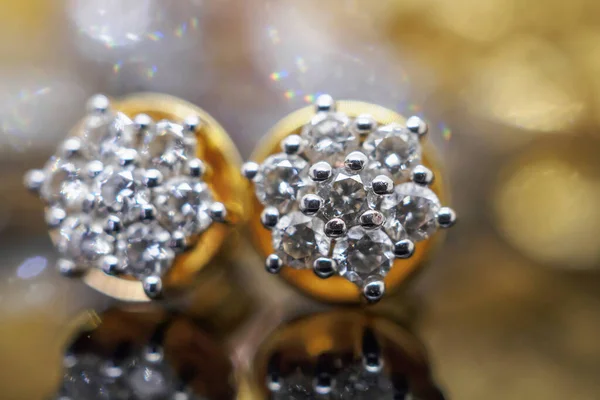 Brincos Diamantes Jóias Ouro Luxo Com Reflexão Sobre Fundo Preto — Fotografia de Stock
